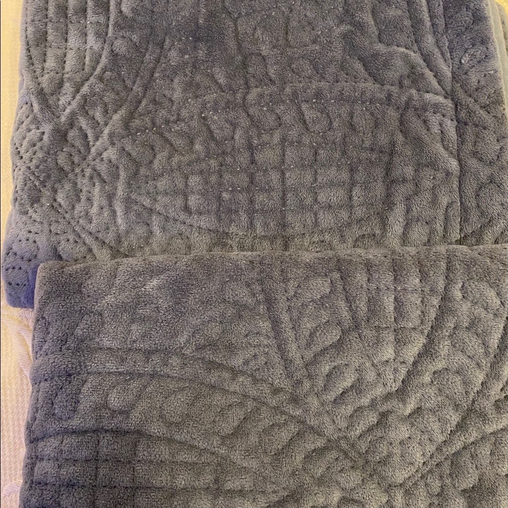 Love Cabin Dark Gray Patterned king size pillow shames, thick fabric and soft - Picture 7 of 7